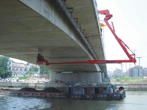   Vehículo de inspección de puentes (con canastilla) 