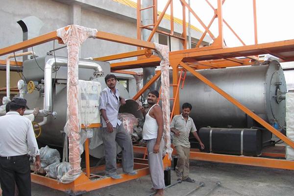 Sitio de trabajo de planta de producción de asfalto-caucho en India